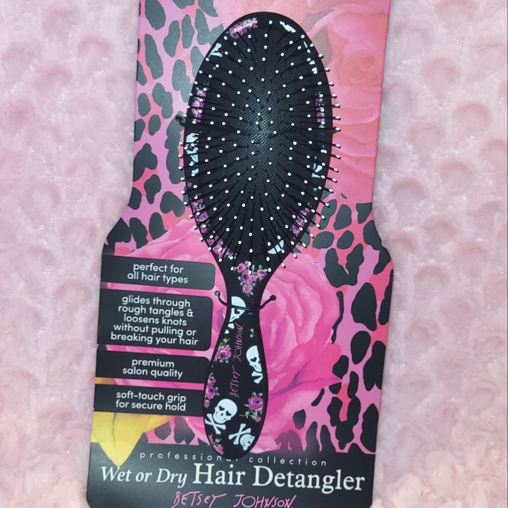 Betsey Johnson Wet/Dry Hair Detangler